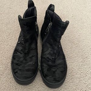 Gorgeous Henry Begurlin booties